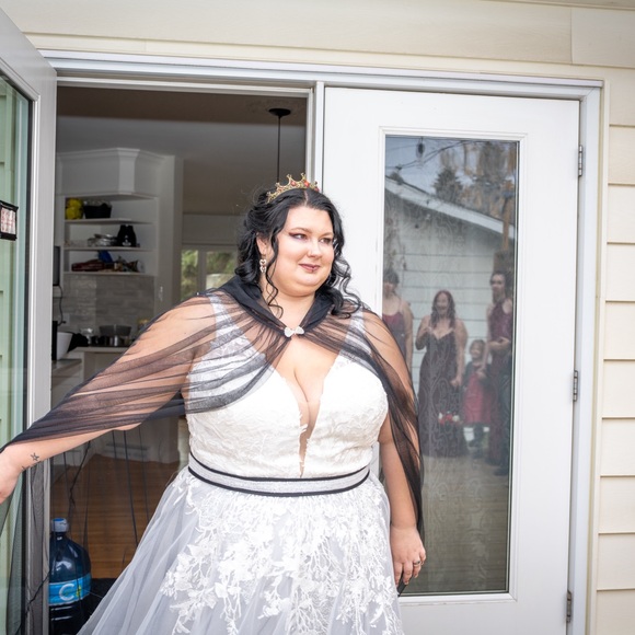 Stunning sparkly wedding dress - Picture 7 of 11